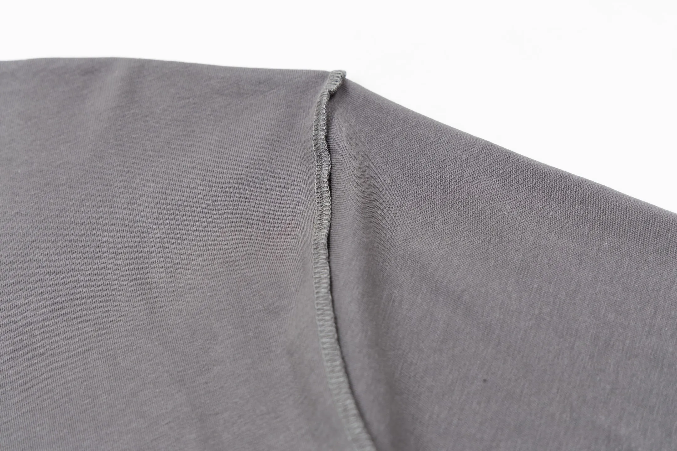 🅿️280 1v 25SS embossed short sleeves (grey) The fabric is made of 24S 185g special woven compact cotton fabric, and the rib is made of 32S 300g double yarn rib. It is woven with 24-count special compact cotton yarn. The weaving process requires high standards and requires the use of advanced looms and high-quality raw materials. Specially woven compact cotton has many advantages, such as softness and comfort, good breathability, strong wrinkle resistance, good durability, etc.; it has a tighter, softer and more delicate texture and feel. The chest logo is embroidered with a silicone backing, and a flexible silicone pad is pre-placed under the embroidery thread, giving the pattern a full three-dimensional feel and a unique soft elastic touch. It solves the stiffness problem of traditional embroidery, and enhances the visual level through the collision of materials, becoming the visual focus of integrating technology and handicrafts. The topstitching on the shoulders uses a special tension process to form flip-effect stitching, transforming the original functional stitching into a decorative element. The back-stitched cuff process accurately hides the seams on the inside, leaving only the pure outline of a complete rib. Echoing this is the mirror-image flip-stitching of the woven label on the back so that the glossy side of the label faces outwards, both of which create an inside-out design detail. Size:XS-S-M-L